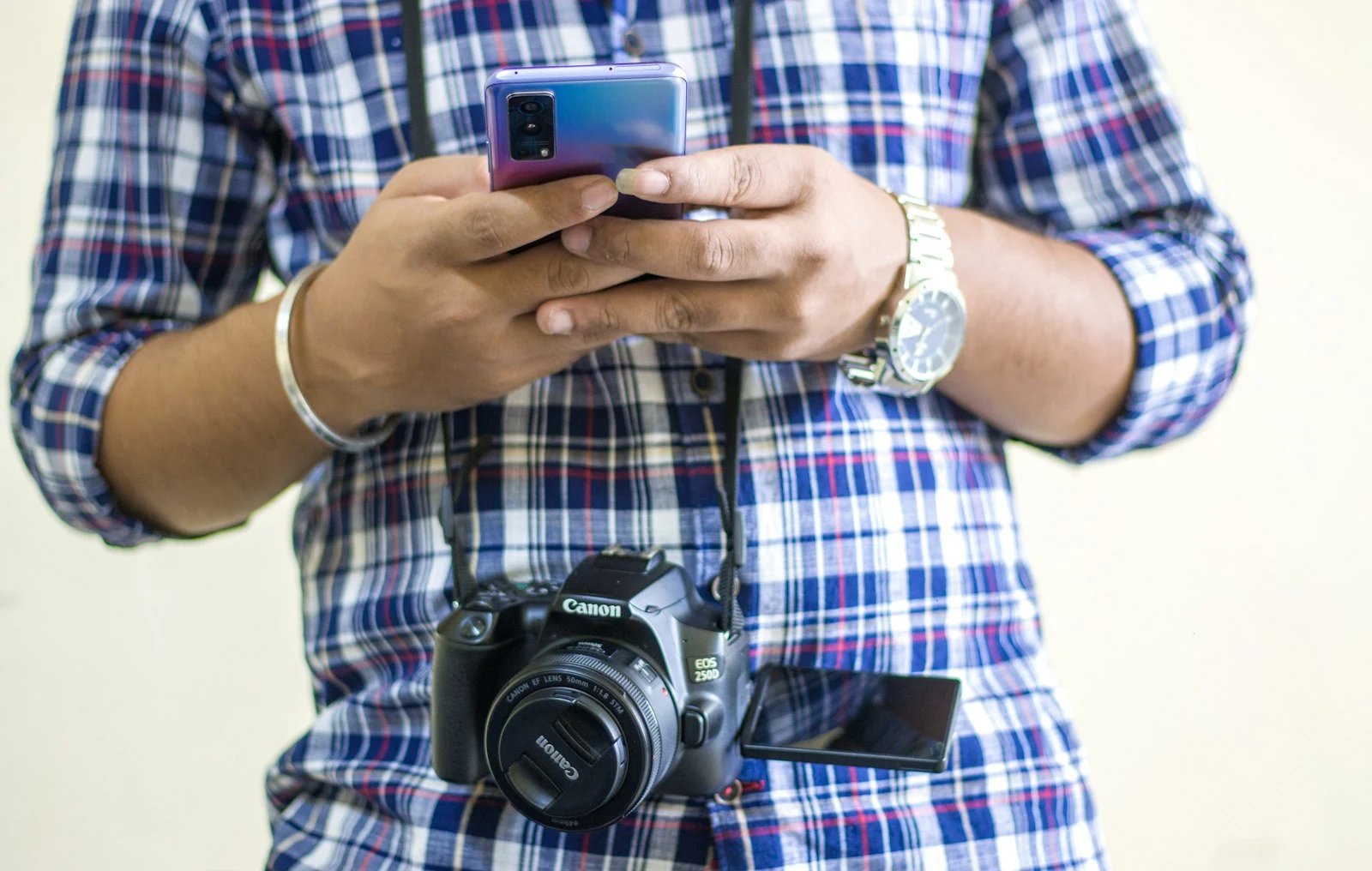 Photographer quickly responding to inquiry on smartphone — speed to lead in action